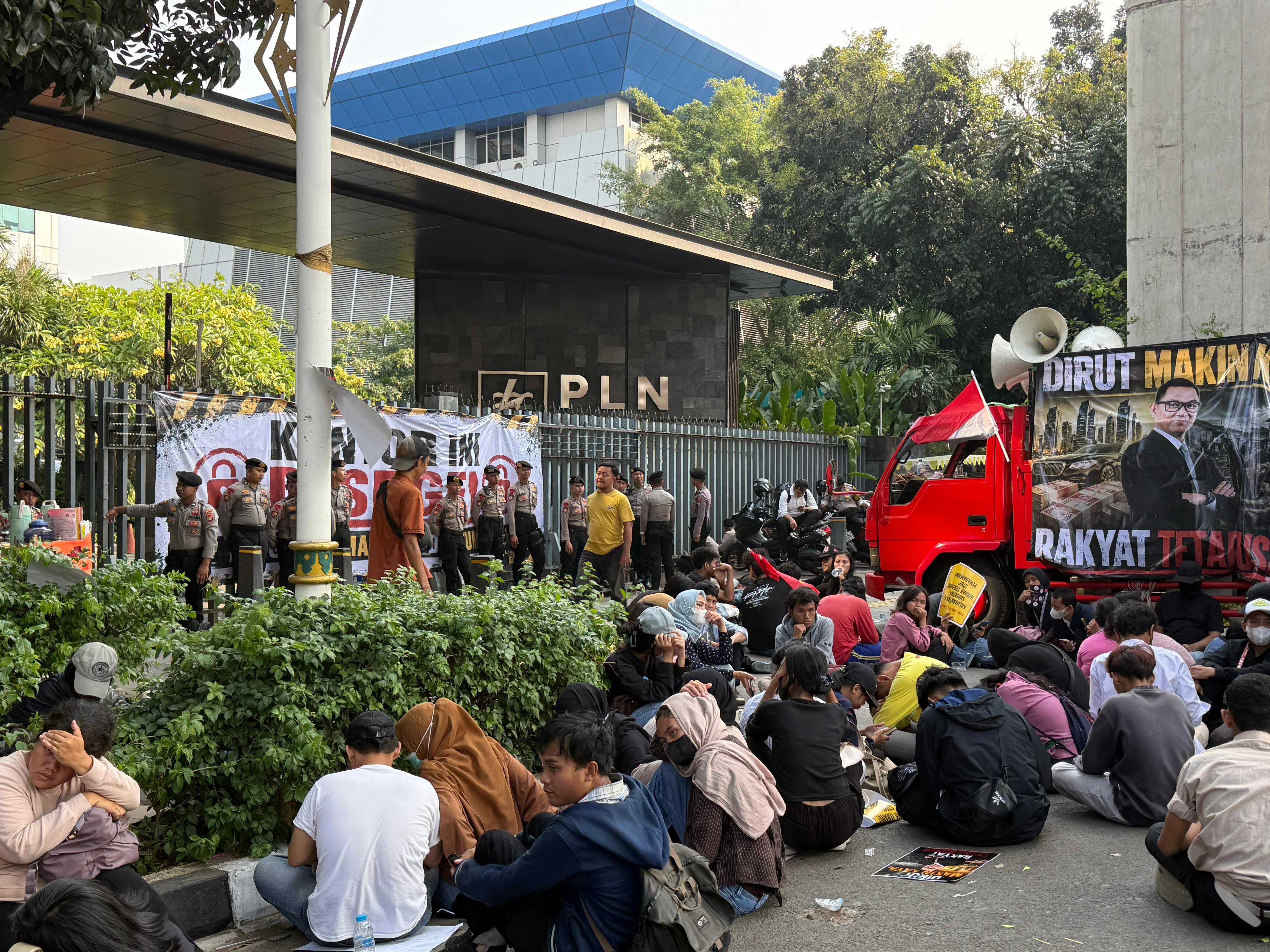 Desak Copot Direksi Akibat Pemadaman Listrik Bergilir, Front Pemuda Kalimantan & Sumatera 'Segel' Kantor PLN Pusat